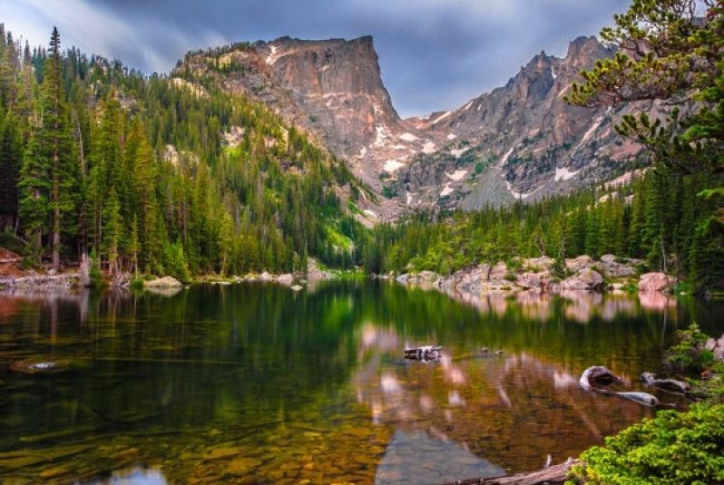 Ammira la quiete del Dream Lake nel Parco Nazionale delle Rocky Mountain. Foto di Raji Vathyam/Getty Images