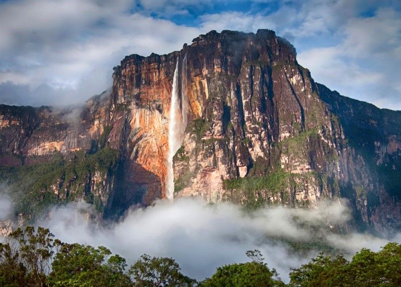 Ammirate di persona la cascata più alta del mondo mentre precipita con un rumore di tuono per 979 metri dall’altopiano di Auyantepui. ©alicenerr/Getty