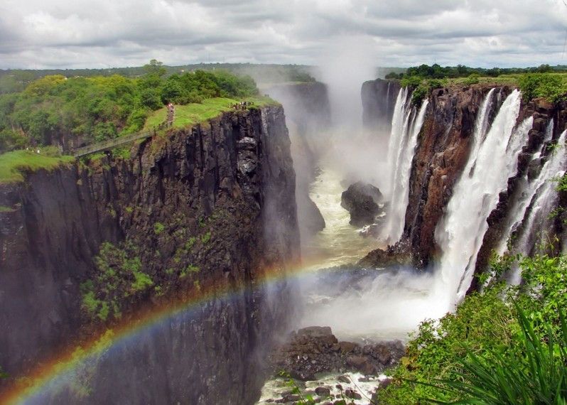 Arcobaleno tra le Cascate Vittoria sul fiume Zambezi, tra Zambia e Zimbabwe ©Przemyslaw Skibinski/Shutterstock