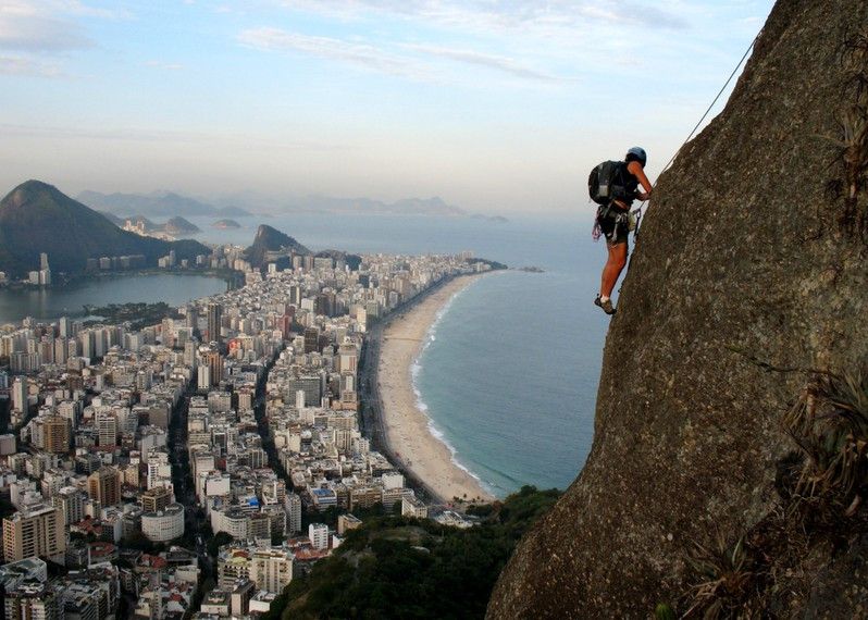 Arrampicata con lo sfondo di Rio de Janeiro, Brasile.
