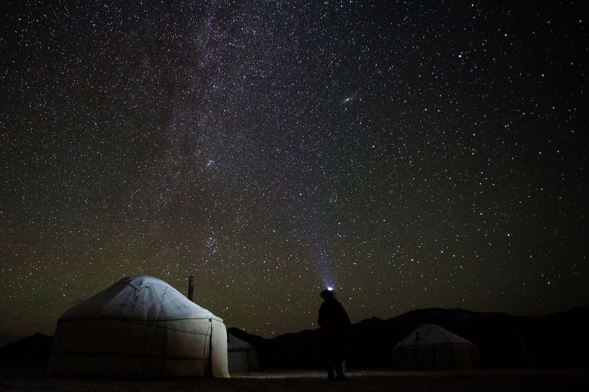 L’autrice contempla il cielo privo di inquinamento luminoso nella Valle di Tuyuk Botomoymok © Stephen Lioy / Lonely Planet