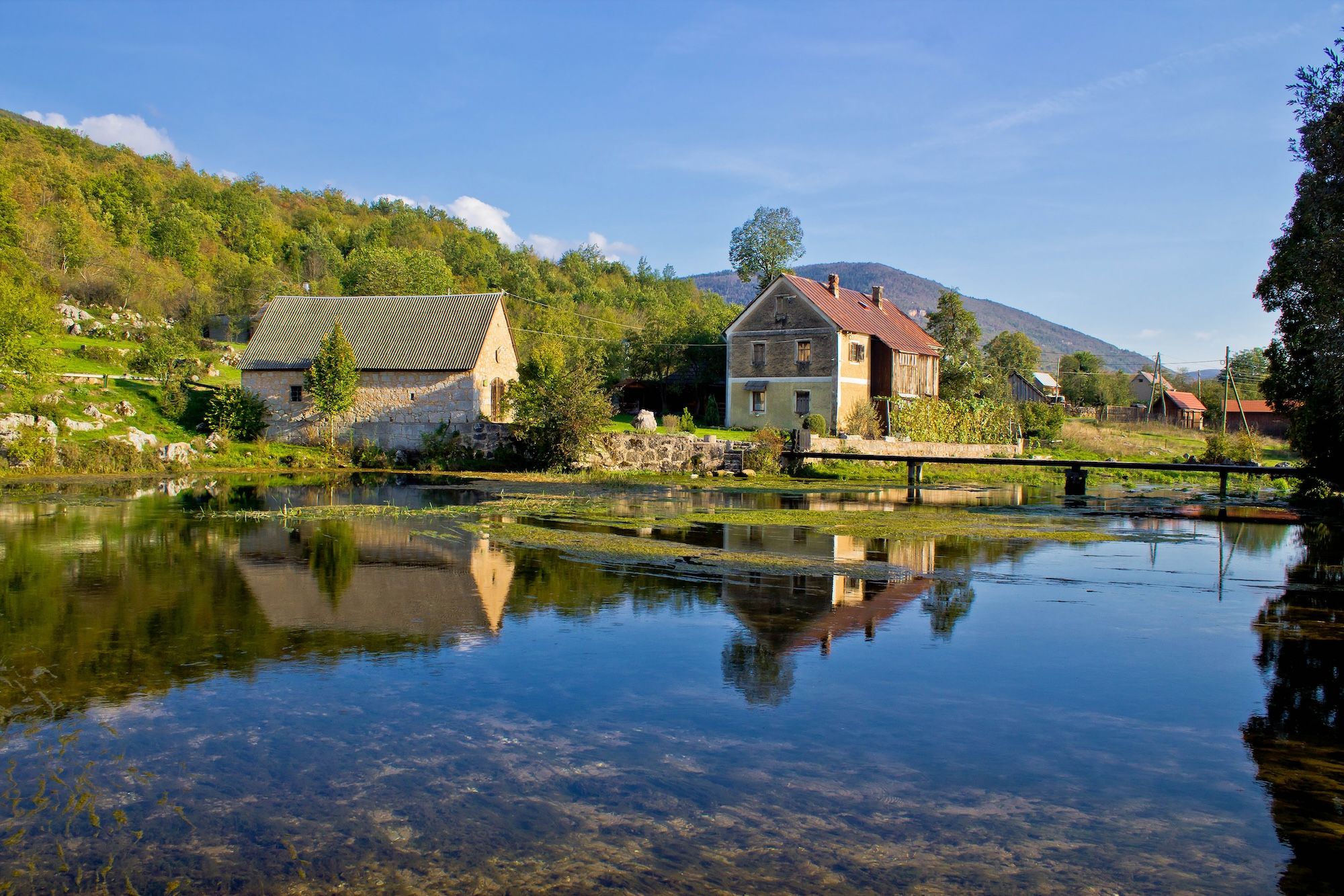 Sul fiume Gacka © xbrchx / Shutterstock