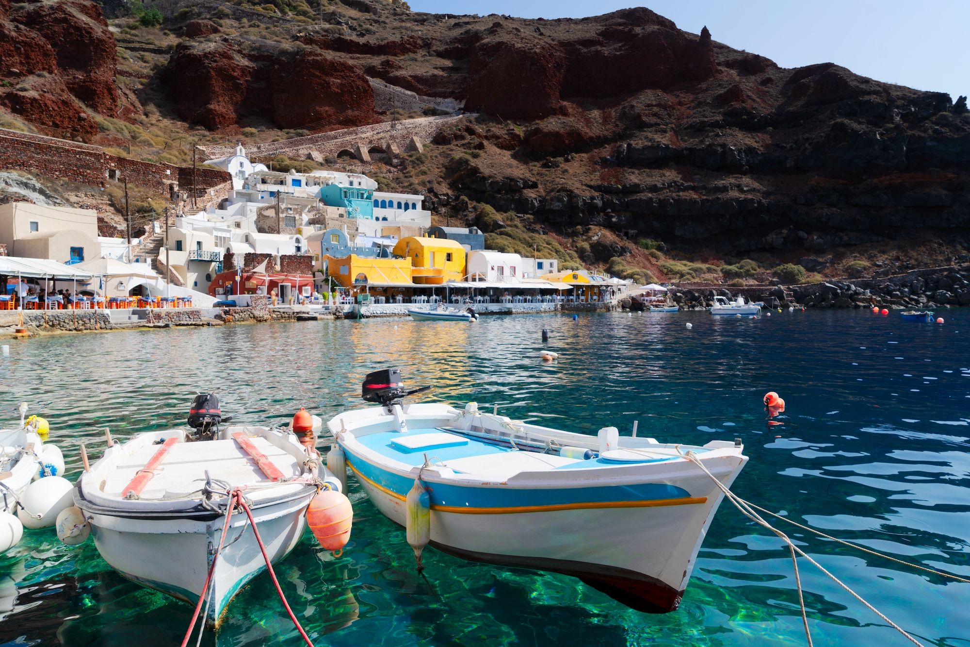 Il piccolo porto di Amoudi ©Neirfy