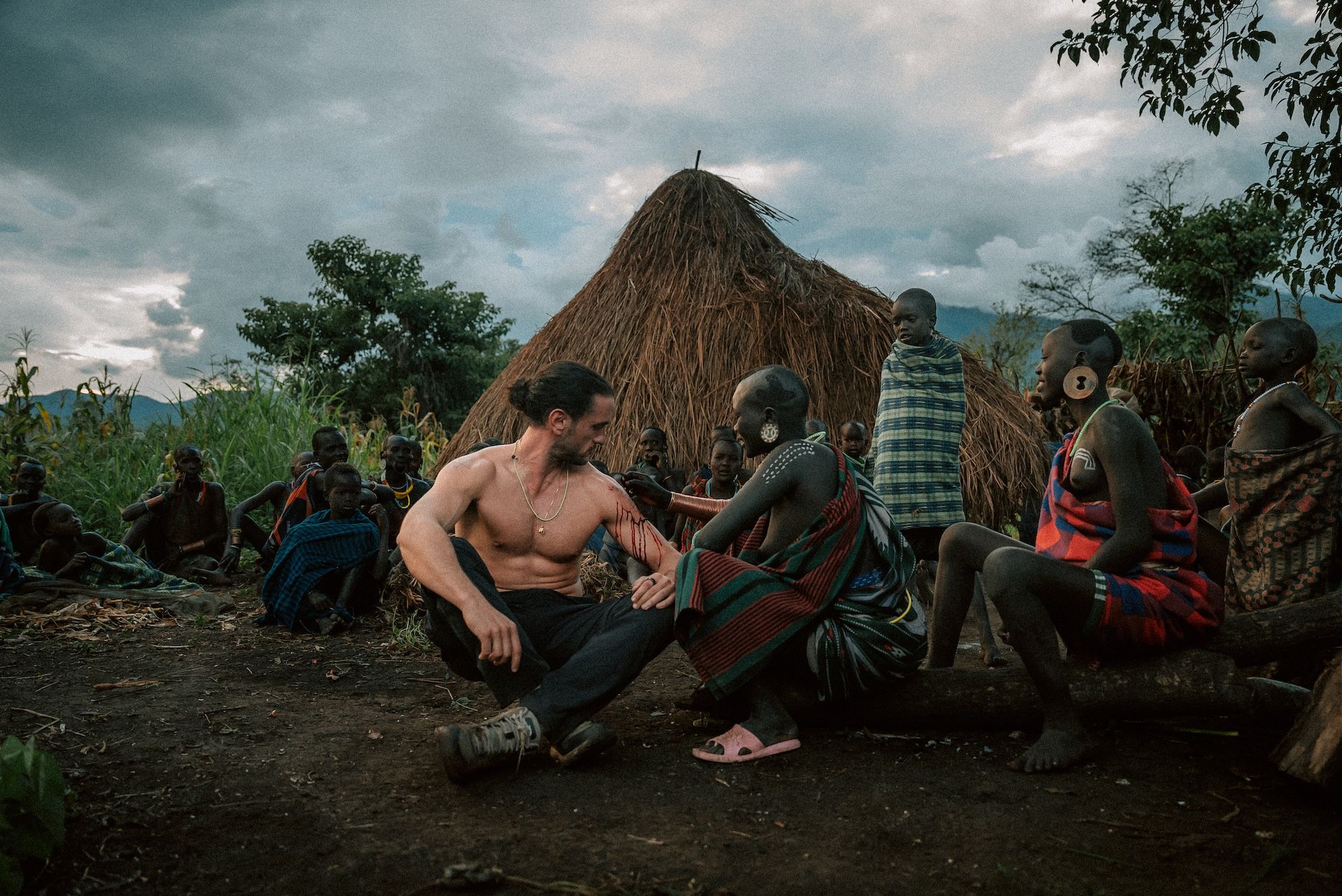 Giuseppe con le donne Suri in Etiopia © Progetto Happiness