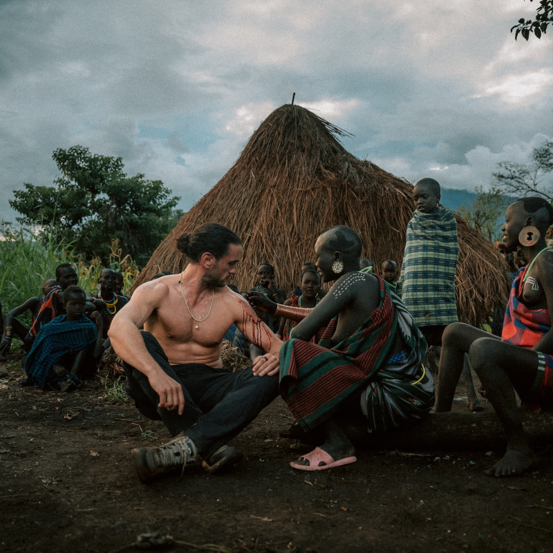 Giuseppe con le donne Suri in Etiopia © Progetto Happiness