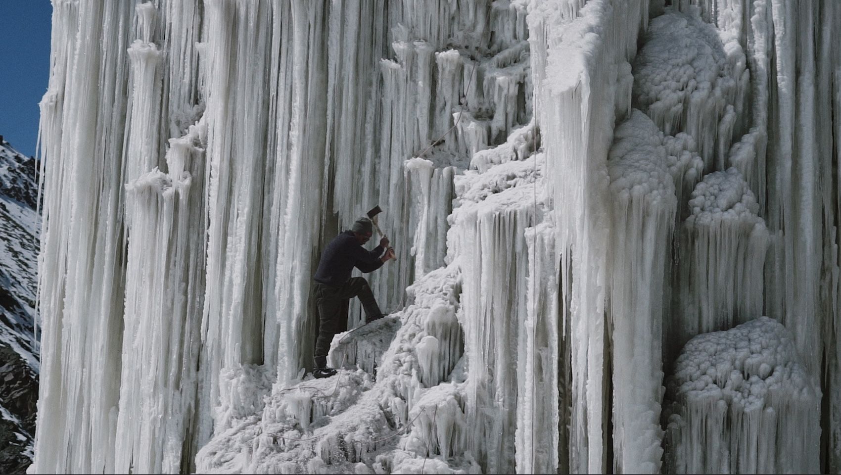 Un fotogramma del film The Ice Builders