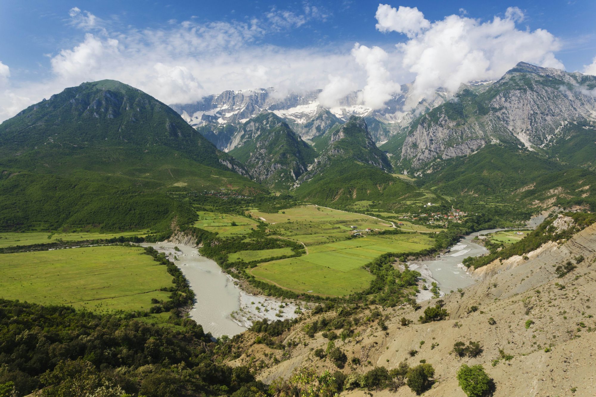 Le montagne e la valle: i paesaggi incantevoli del Vjosa. © Walter Bibikow / Getty Images