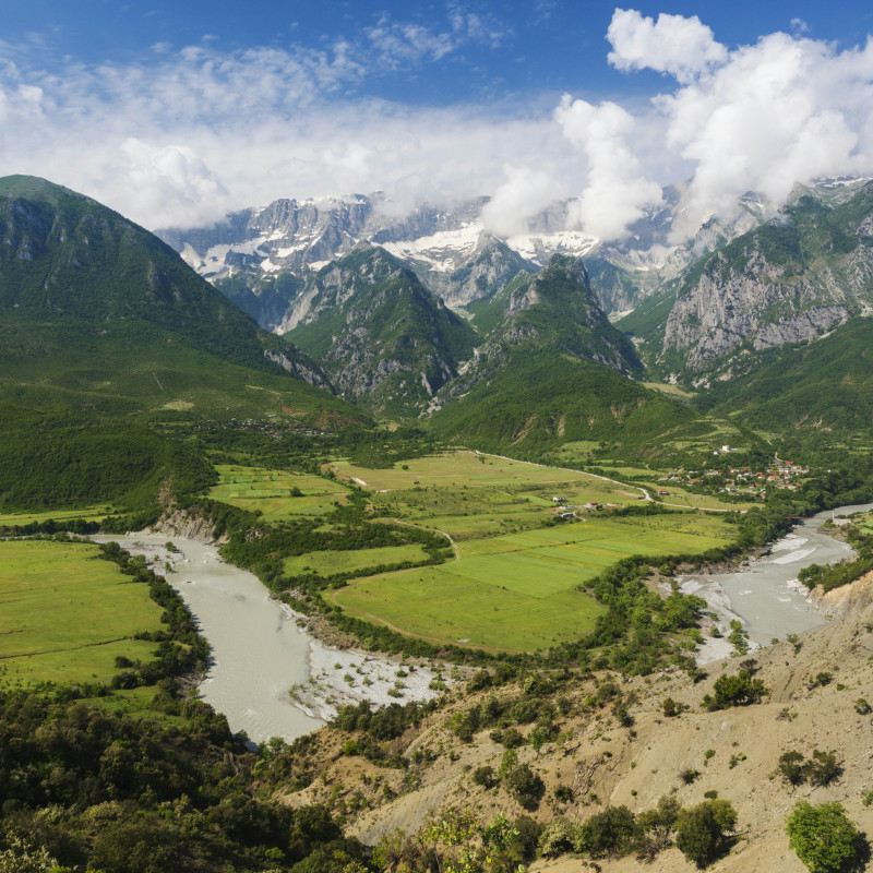 Le montagne e la valle: i paesaggi incantevoli del Vjosa. © Walter Bibikow / Getty Images