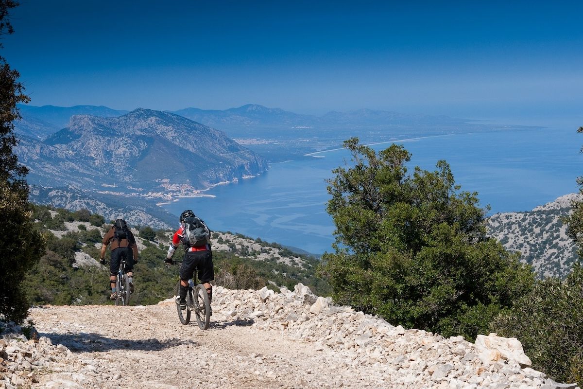 In bici tra mare e montagna; © robertonencini/Shutterstock