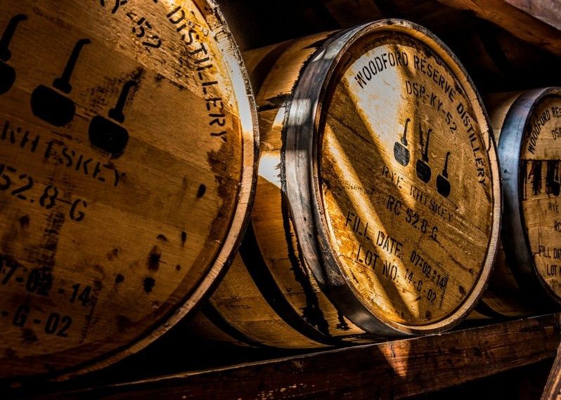 Barili di whisky alla Touring Woodford Reserve Distillery, Kentucky © thomas carr / Shutterstock