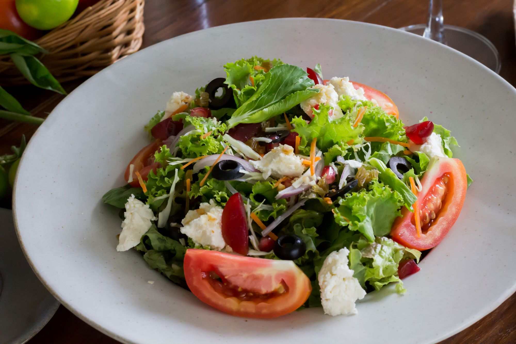 Dopo settimane di riso e lenticchie, una bella insalata fresca a Kathmandu può essere quasi un’esperienza trascendentale © BishwashPoudel/Getty Images