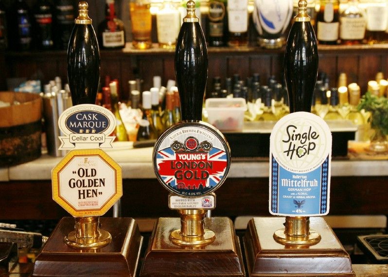 Birre alla spina in un tipico pub inglese. ©Bikeworldtravel/Shutterstock