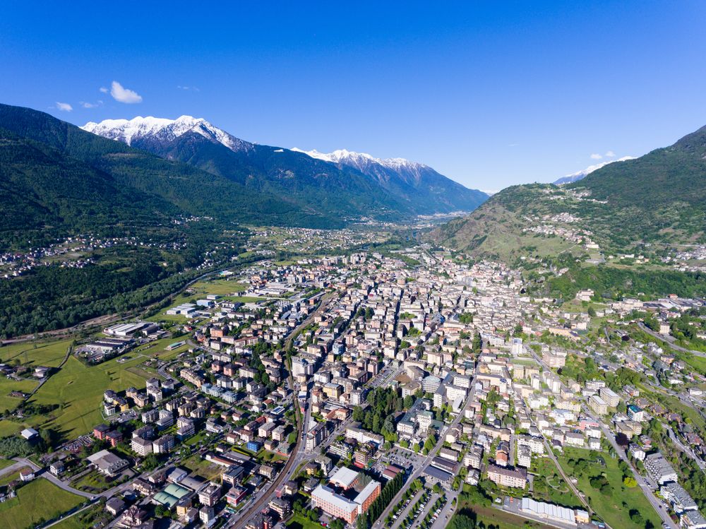 Sondrio, adagiata tra le montagne. Credits Simone Polattini / Shutterstock