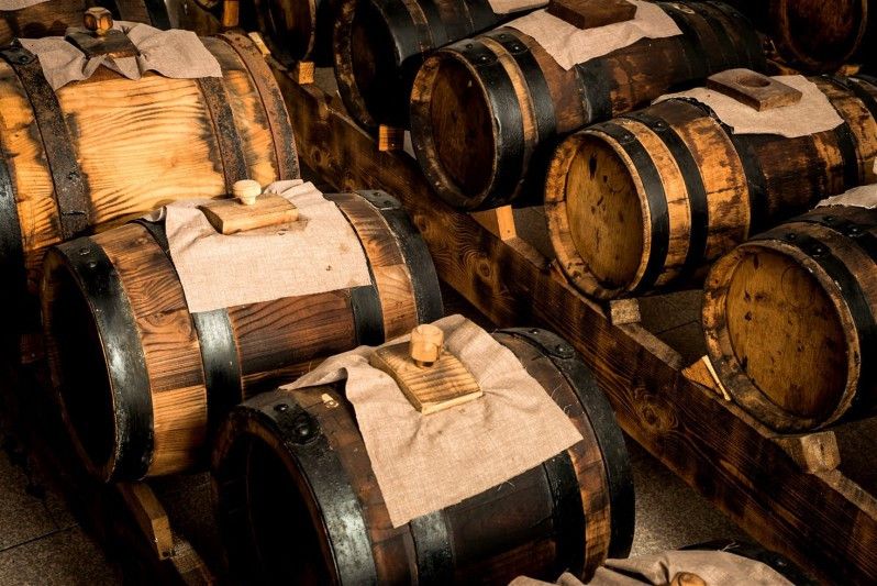 Botti di diverse dimensioni in cui invecchia l'Aceto Balsamico di Modena. © tenzinsherab / Getty Images