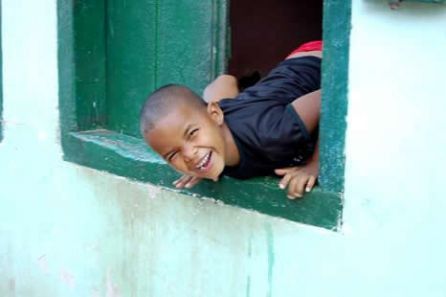 Brasile, bambino curioso - fotografia di Andrea Rollino