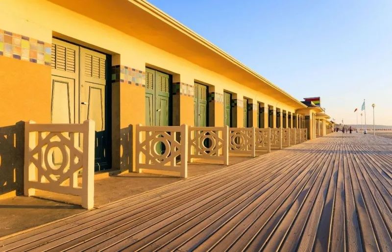 Le famose cabine da spiaggia delle Planches di Deauville. Carmen - AdobeStock