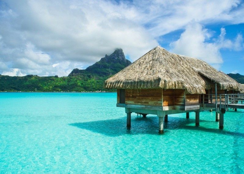 Bungalow di lusso in un resort con vista sulla laguna blu di Bora Bora, Polinesia francese. ©iPics/Shutterstock