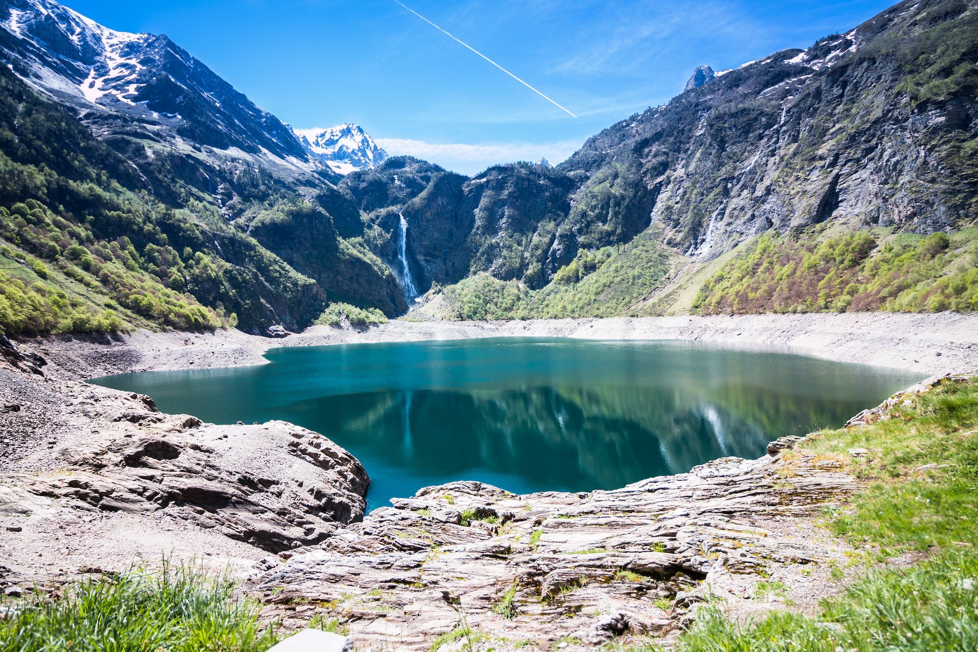 Il Lac d’Oô, incastonato tra spettacolari alture e fragorose cascate ©Yoso