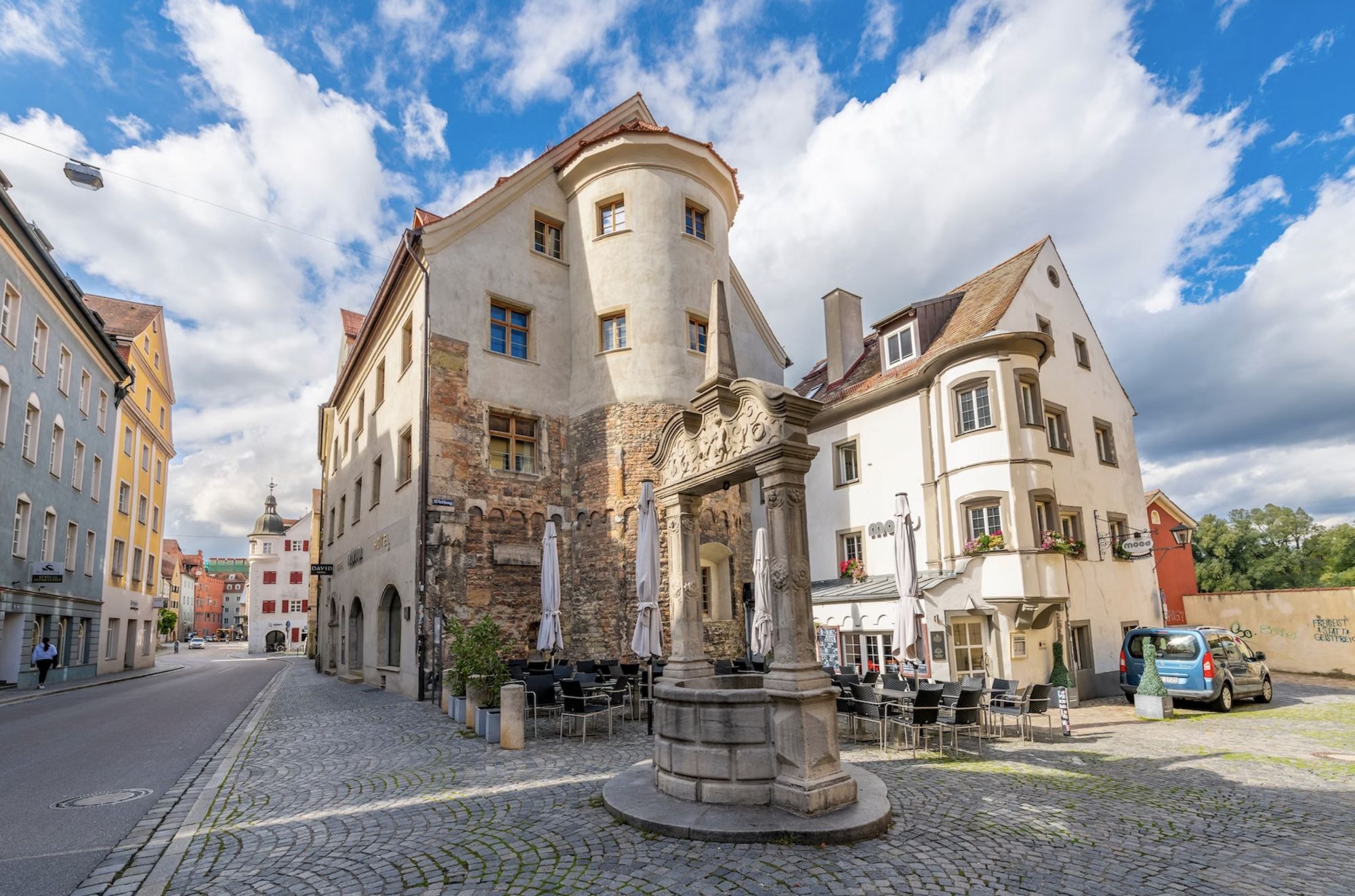 L’antica Porta Praetoria accanto al pozzo Wiedfangbrunnen nel quartiere Alstadt della città vecchia di Ratisbona © Kirk Fisher/Shutterstock