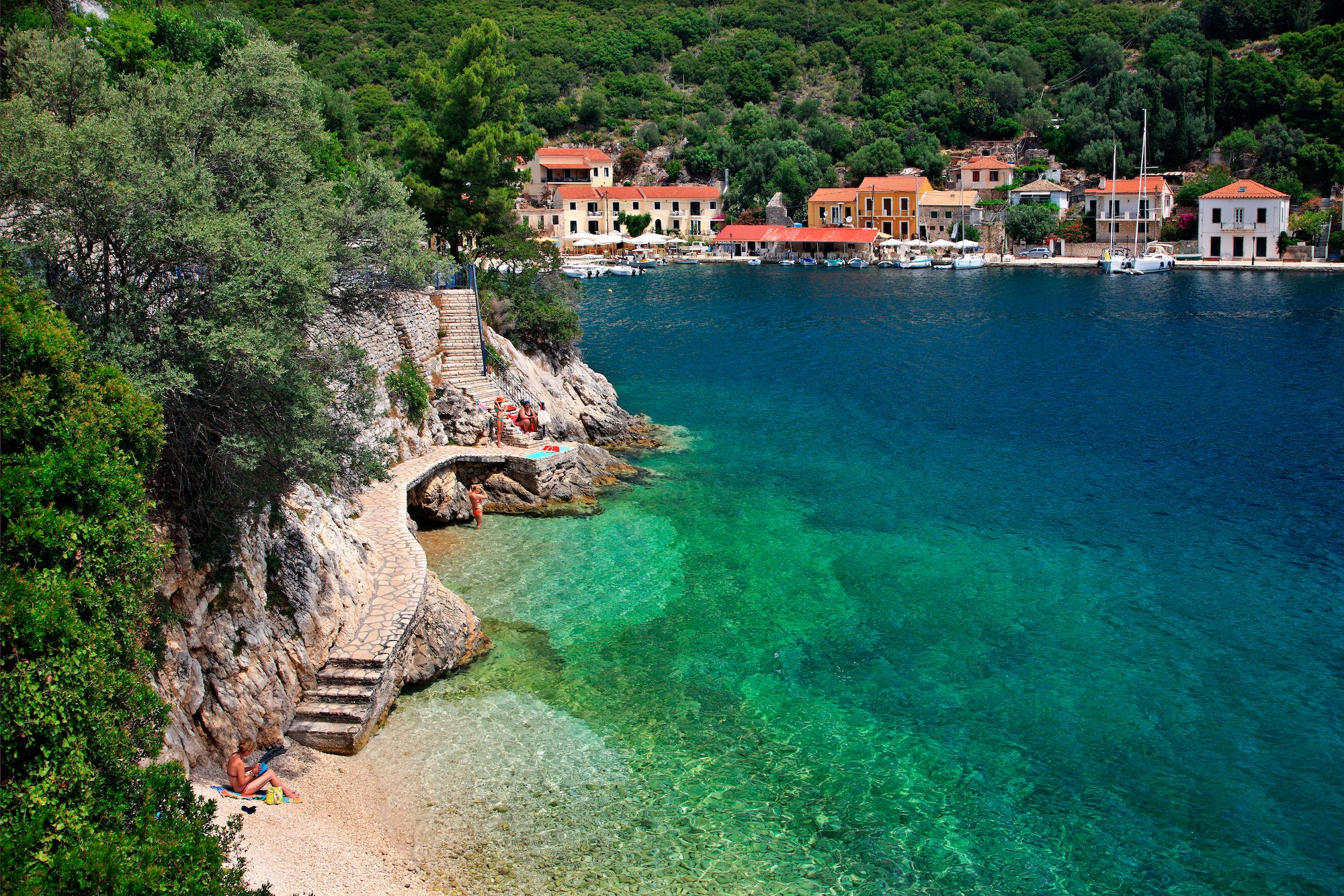 Una piccola spiaggia nel villaggio di Kioni  a Itaca ©Heracles Kritikos
