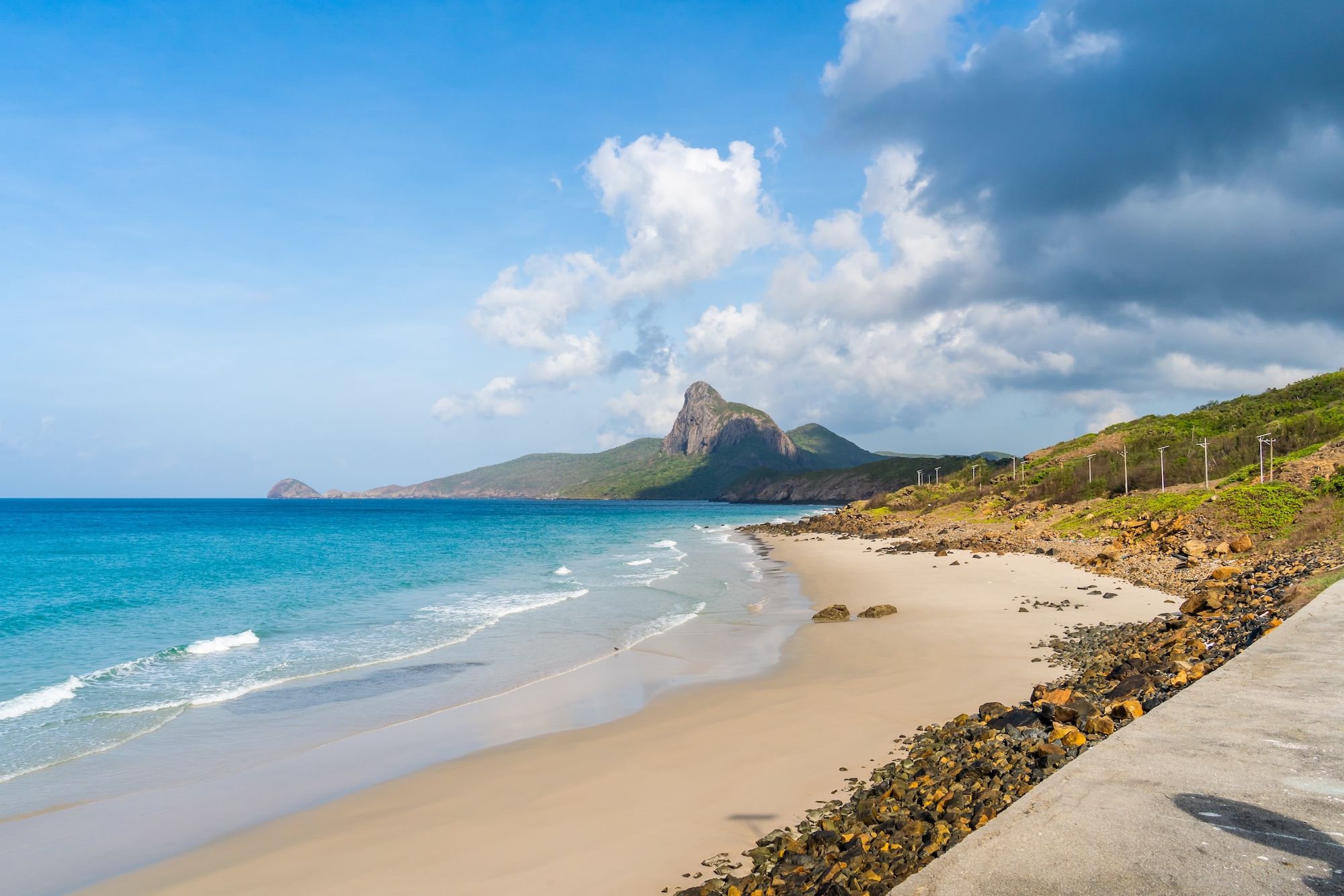 Affondate i piedi nella sabbia dorata di Bai Nhat, una delle spiagge più incantevoli di Con Son ©CravenA