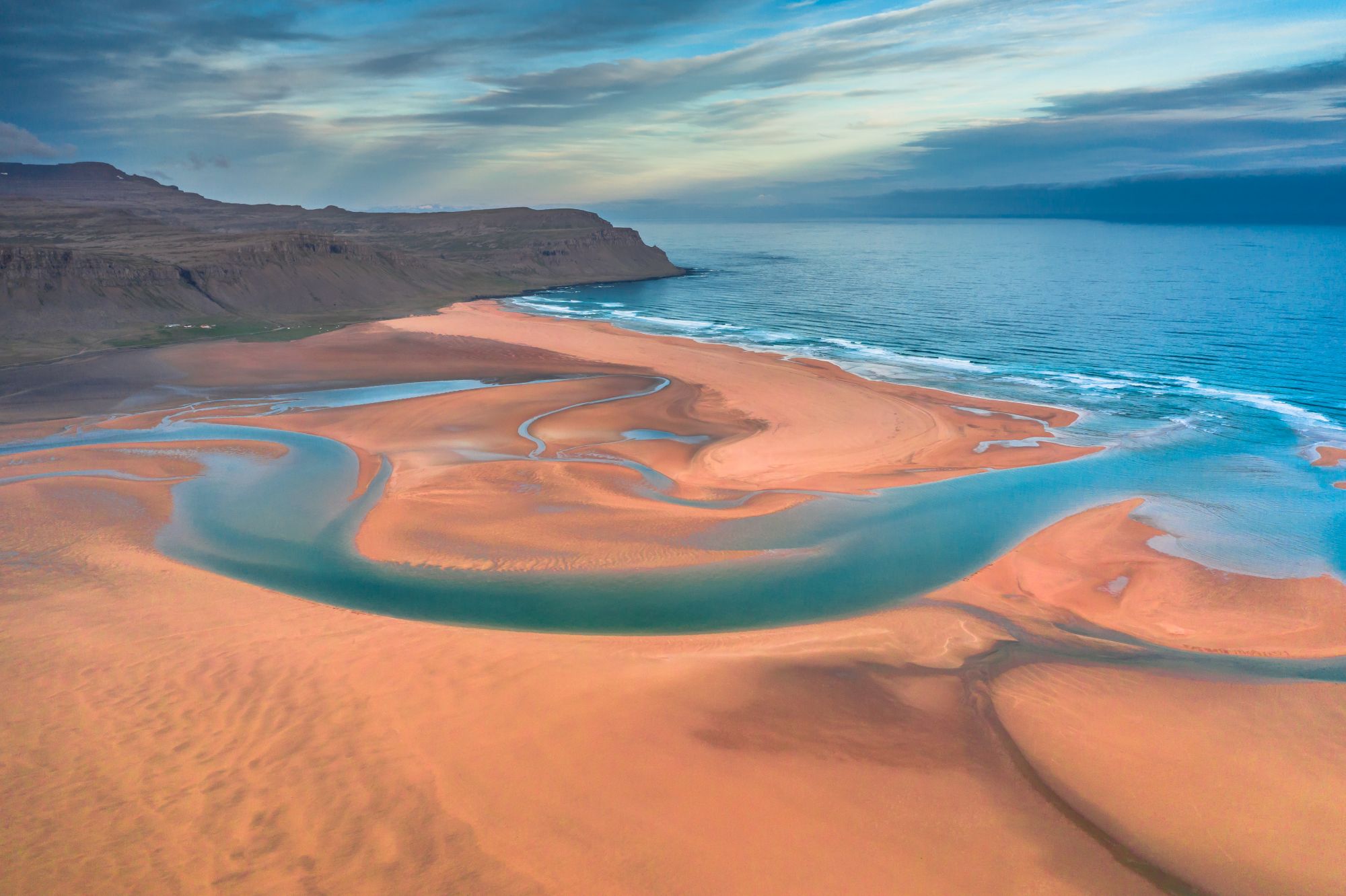 Le sabbie rosse di Rauðisandur fanno parte di un tratto di costa spazzato dal vento © Perszing1982 / Getty Images