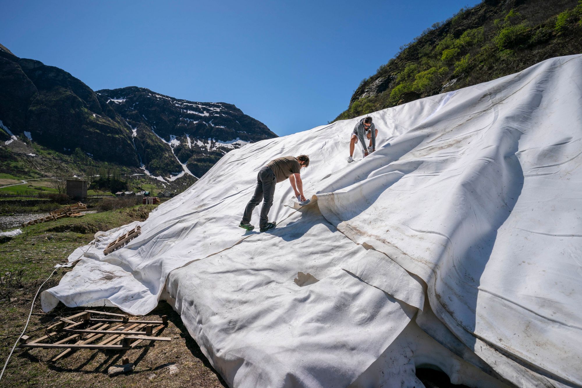 Il cumulo di neve protetto da teli geotermici ©Gianluca Barp
