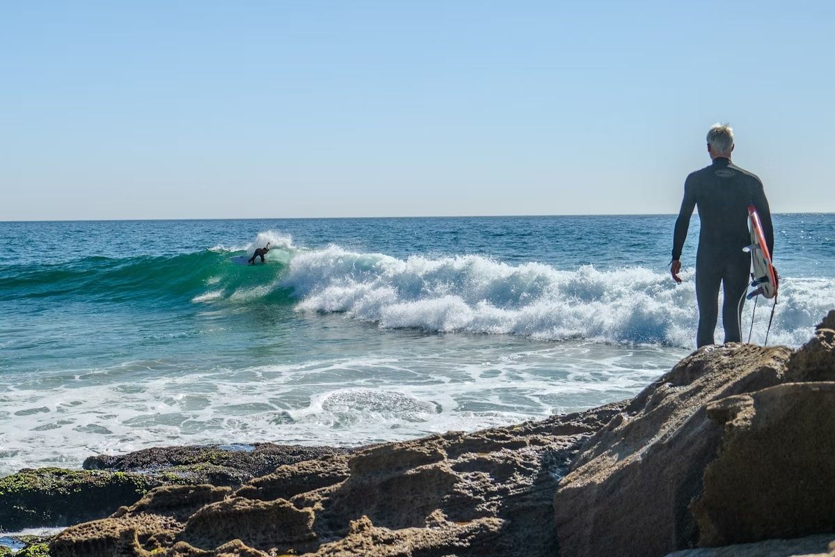 Surfista sulla spiaggia di Taghazout. Kofimage/Shutterstock