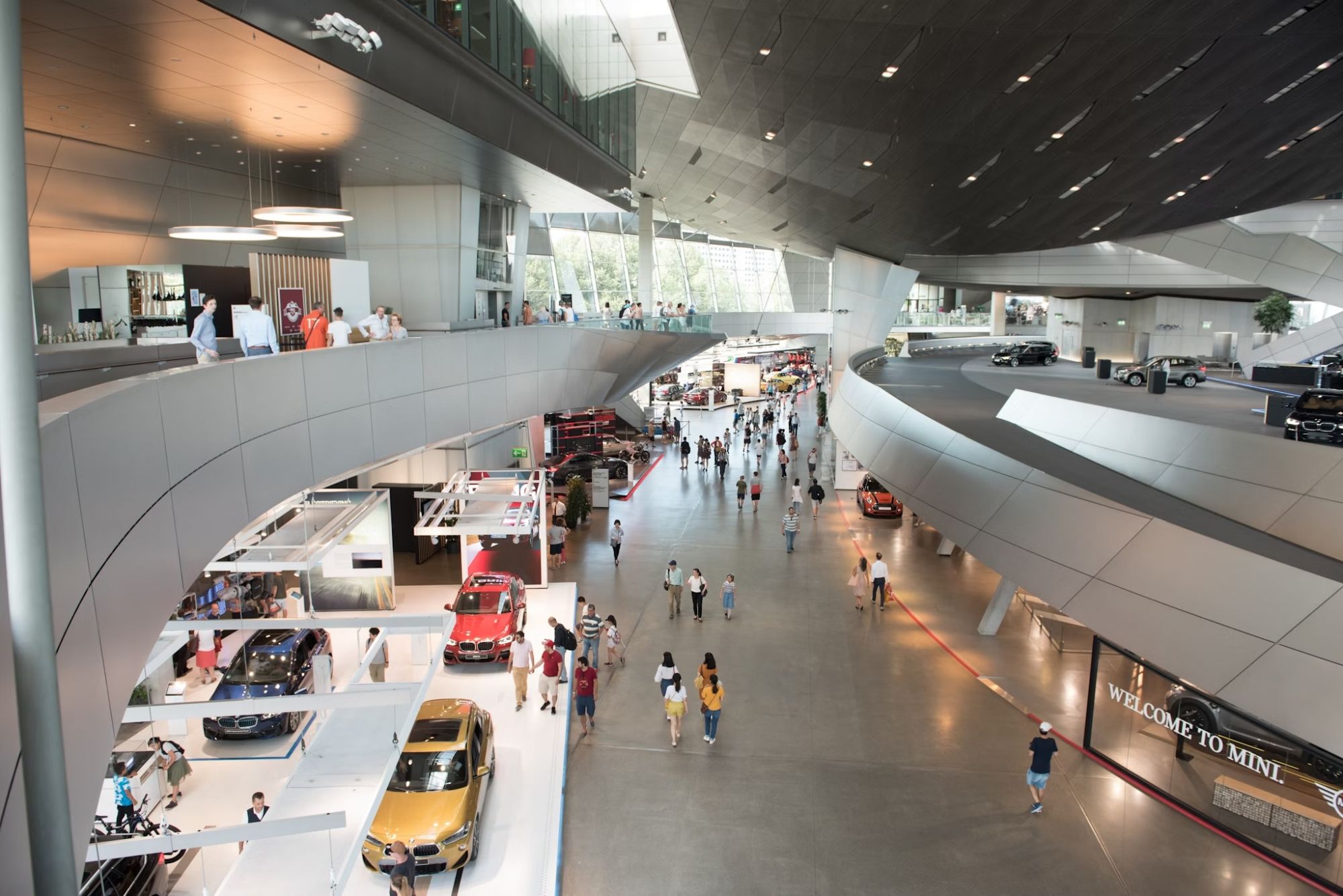 I modelli più recenti possono essere ammirati gratuitamente al BMW Welt di Monaco. Domagoj Kovacic/Shutterstock
