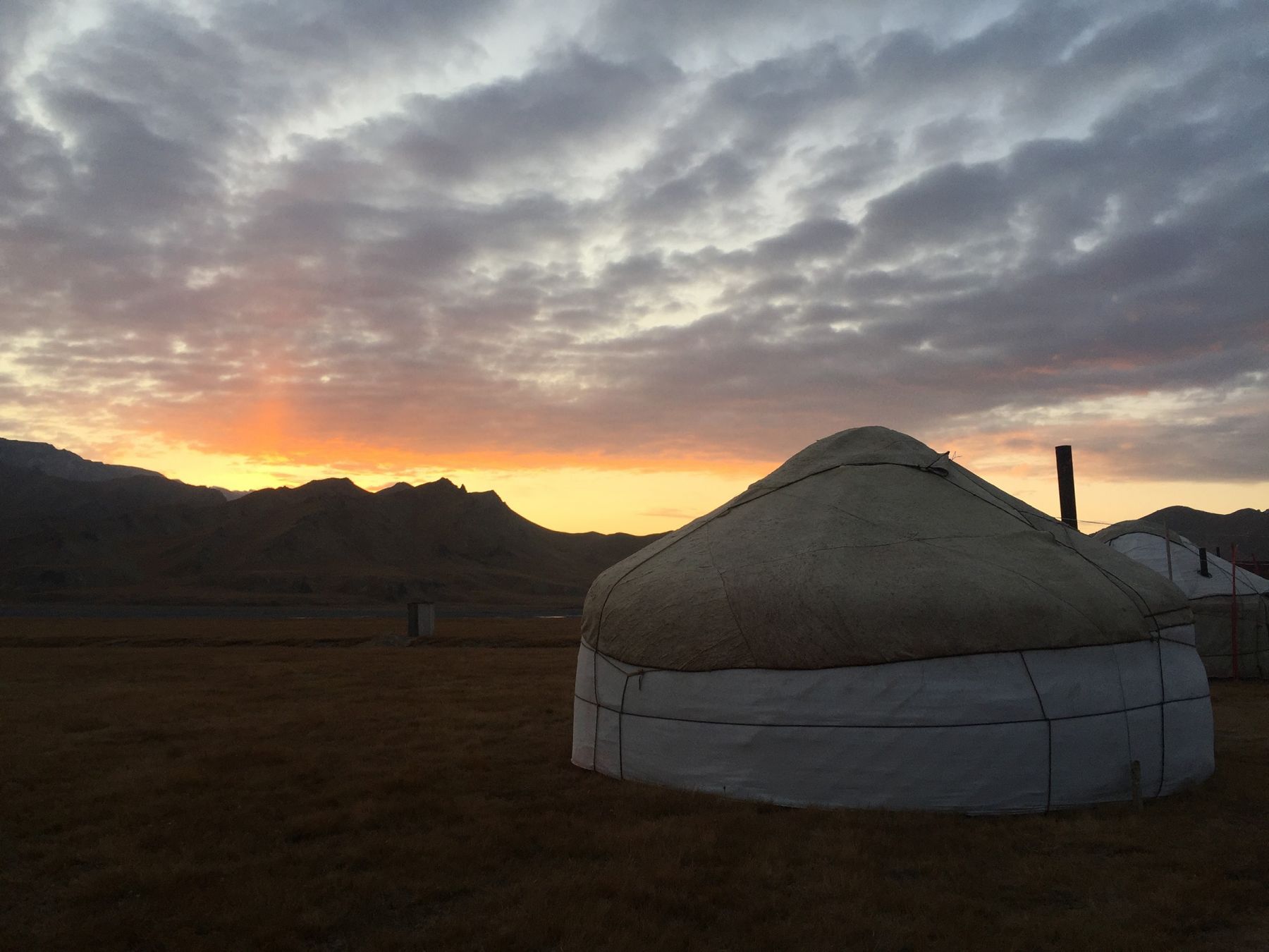 Il calare del sole sul campo di yurte © Megan Eaves / Lonely Planet