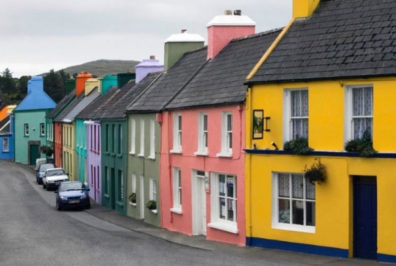 Case color pastello in un villaggio irlandese. Foto di Glen Allison/Photodisc/Getty Images