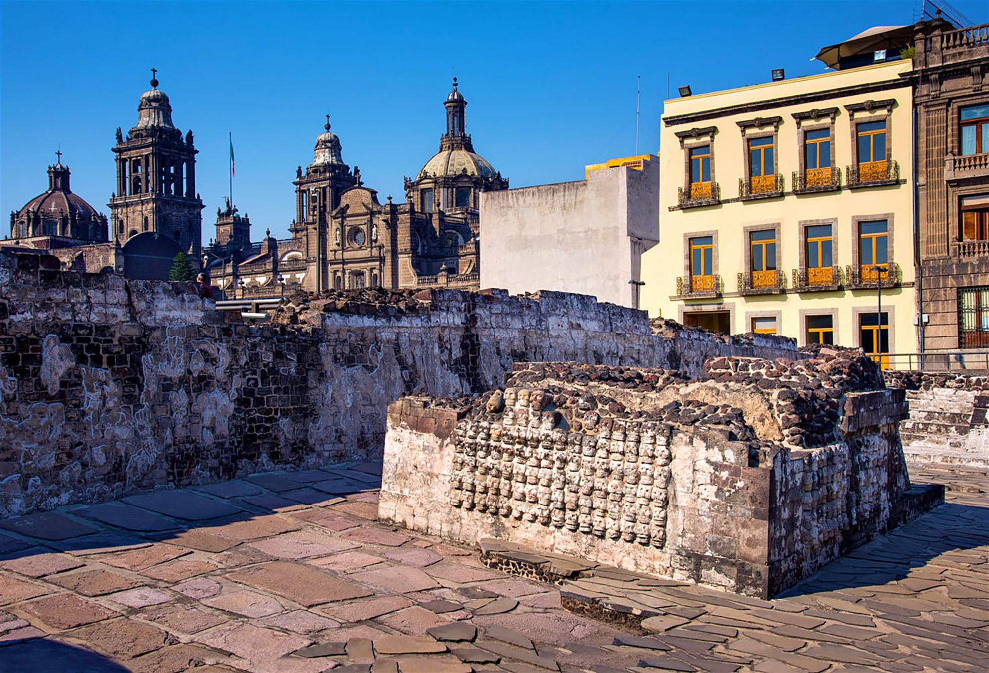 Guardando verso la cattedrale dal Templo Mayor ci si rende conto che la nuova città spagnola fu costruita sulle rovine dell’anticaTenochtitlan © John