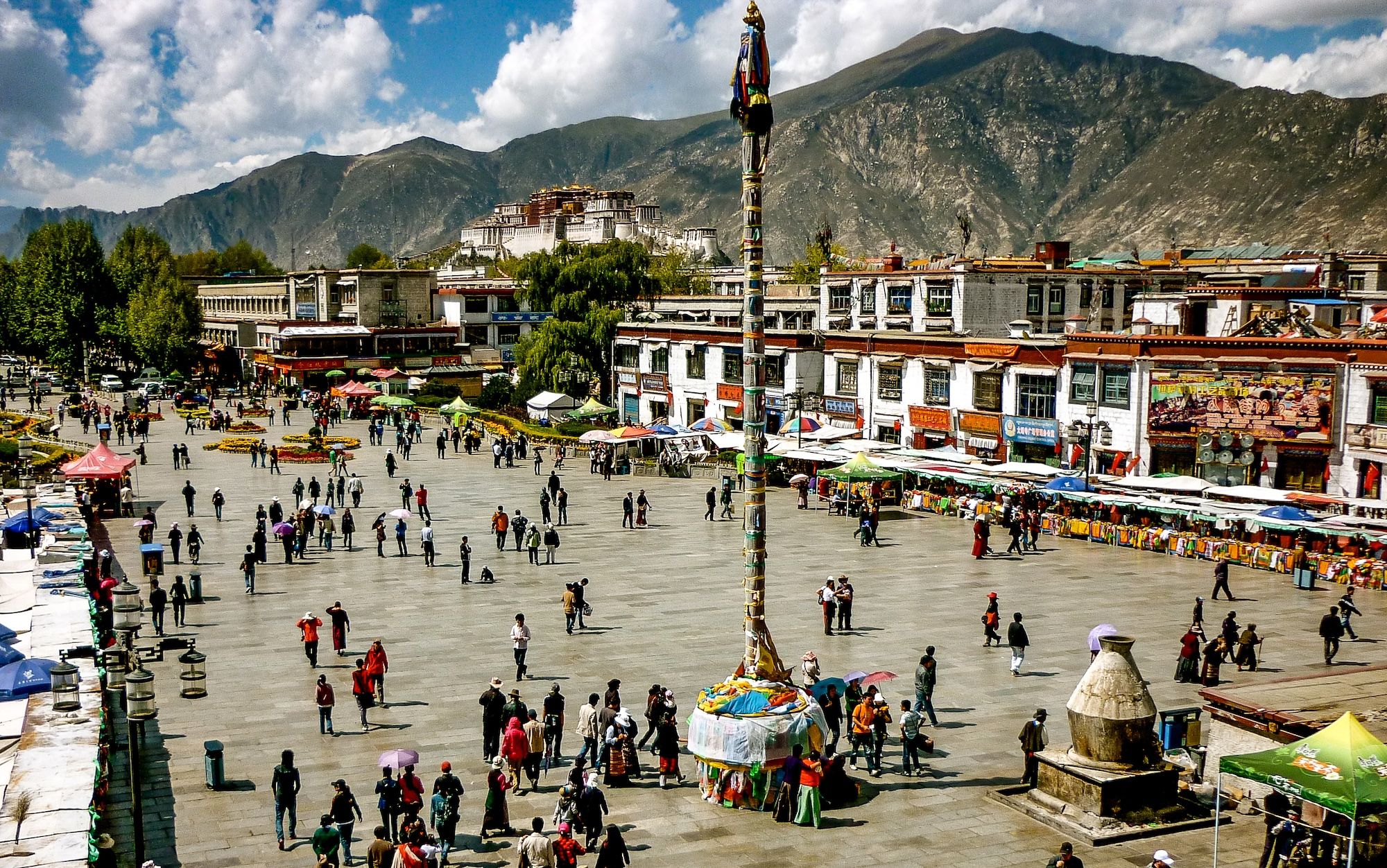 Piazza Barkhor e il Potala Palac visti dal tetto del Jokhang temple ©Mark Green / Shutterstock