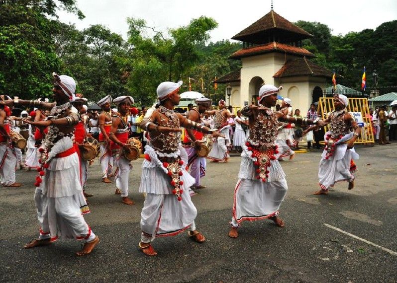 Celebrazioni di fronte a un tempio, Kandi, Sri Lanka. ©Nicholas Olesen/Lonely Planet