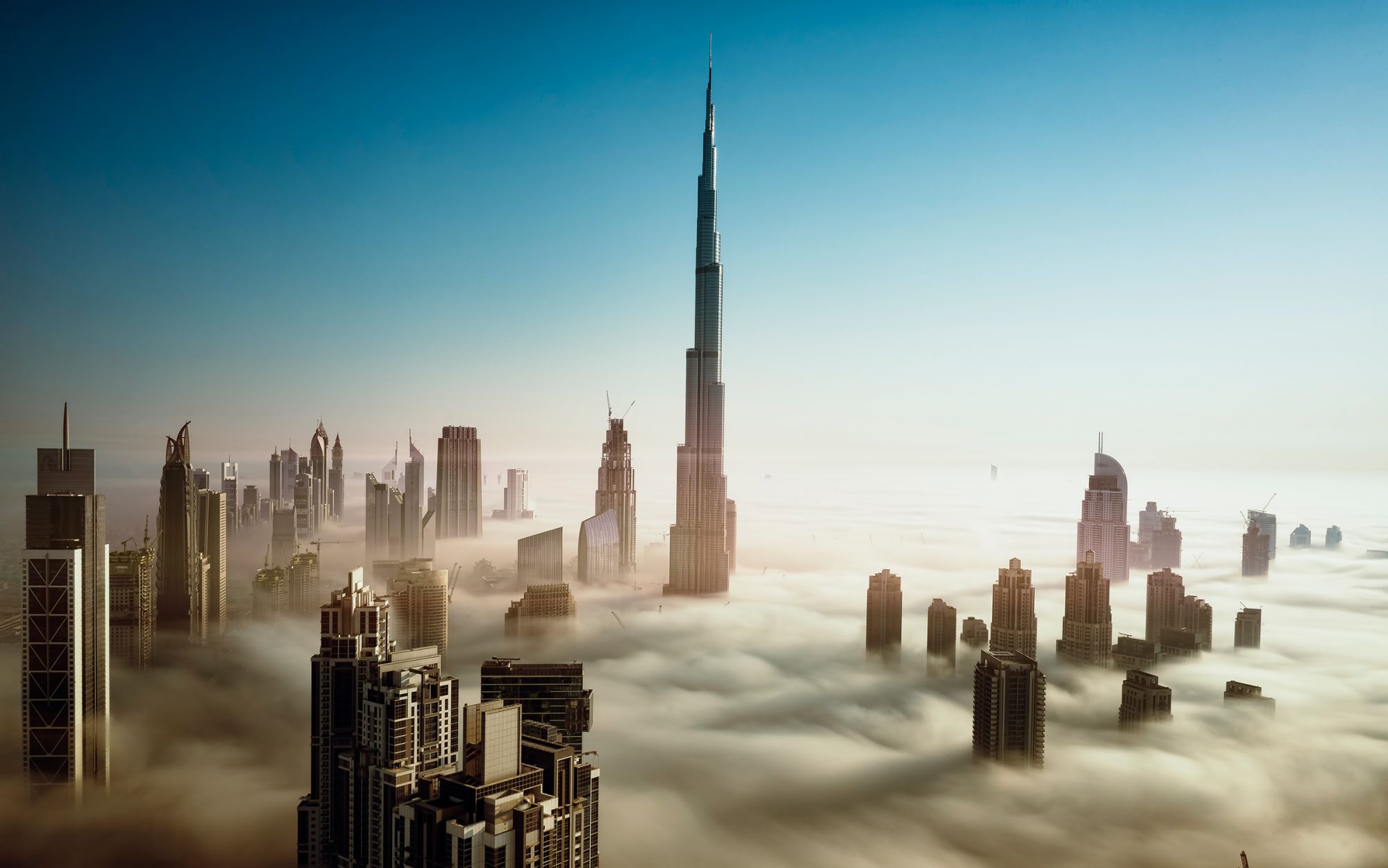 Il centro di Dubai avvolto nella foschia mattutina©Naufal MQ/Getty Images