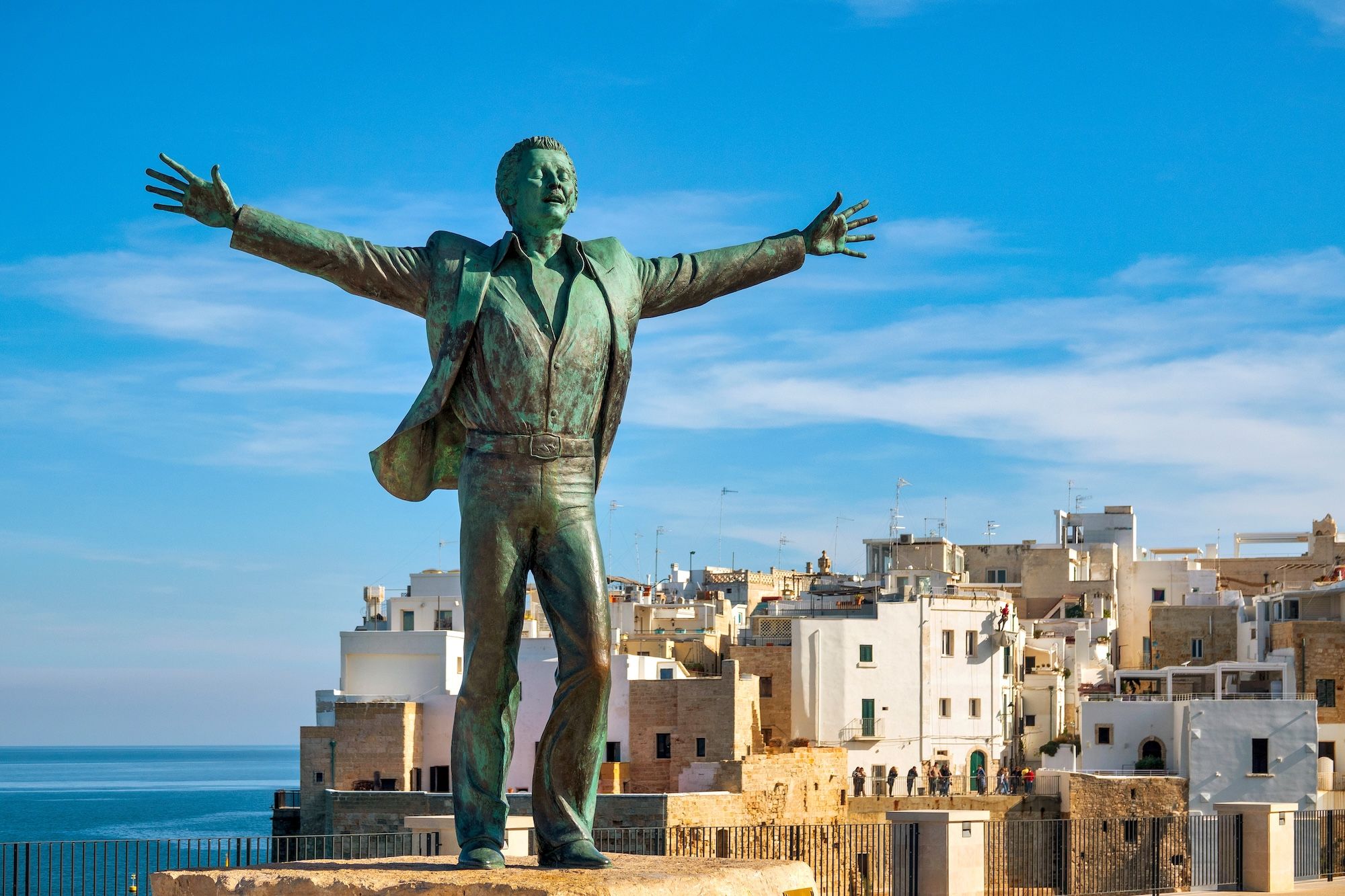 La celebre statua di Domenico Modugno ©Only Fabrizio/Shutterstock