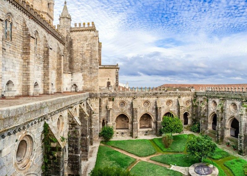 Chiostro della cattedrale di Evora, la più grande del Portogallo. In stile gotico e romanesco è patrimonio dell'UNESCO.
©StockPhotosArt/Shutterstoc