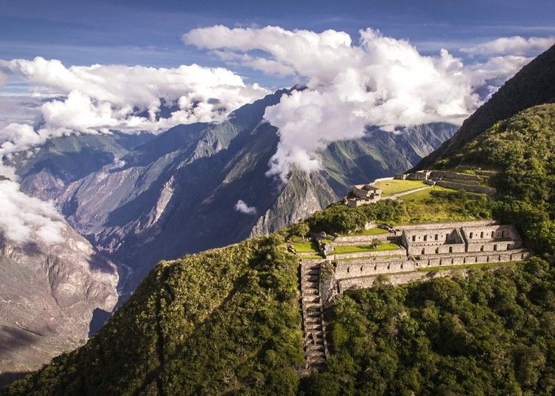 Choquequirao, la città perduta, incorniciata dalle cime delle Ande. Perù. ©Christian Declercq/Shutterstock
