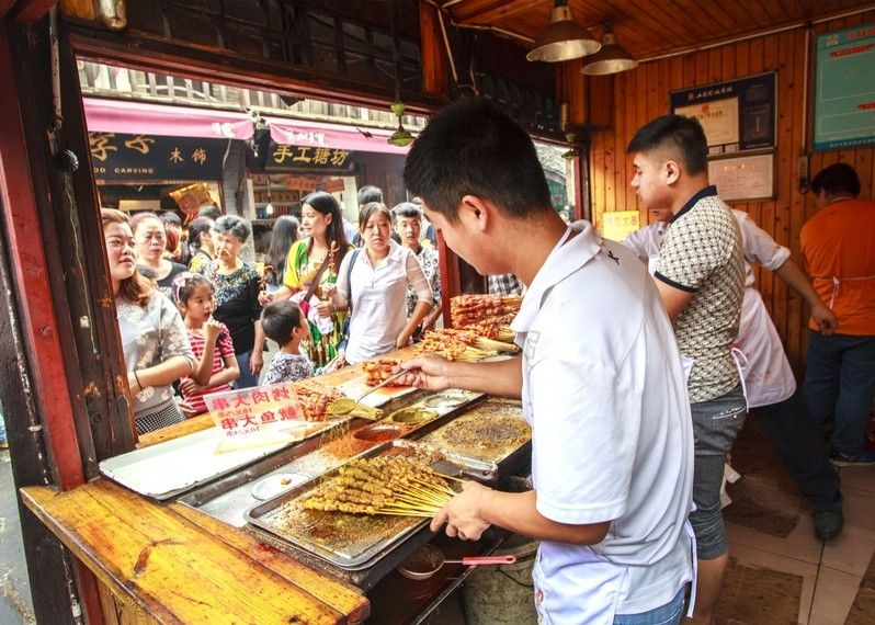 Cibo di strada nella città vecchia di Ciqikou, a Chongqing. ©Kijja Pruchyathamkorn/Shutterstock