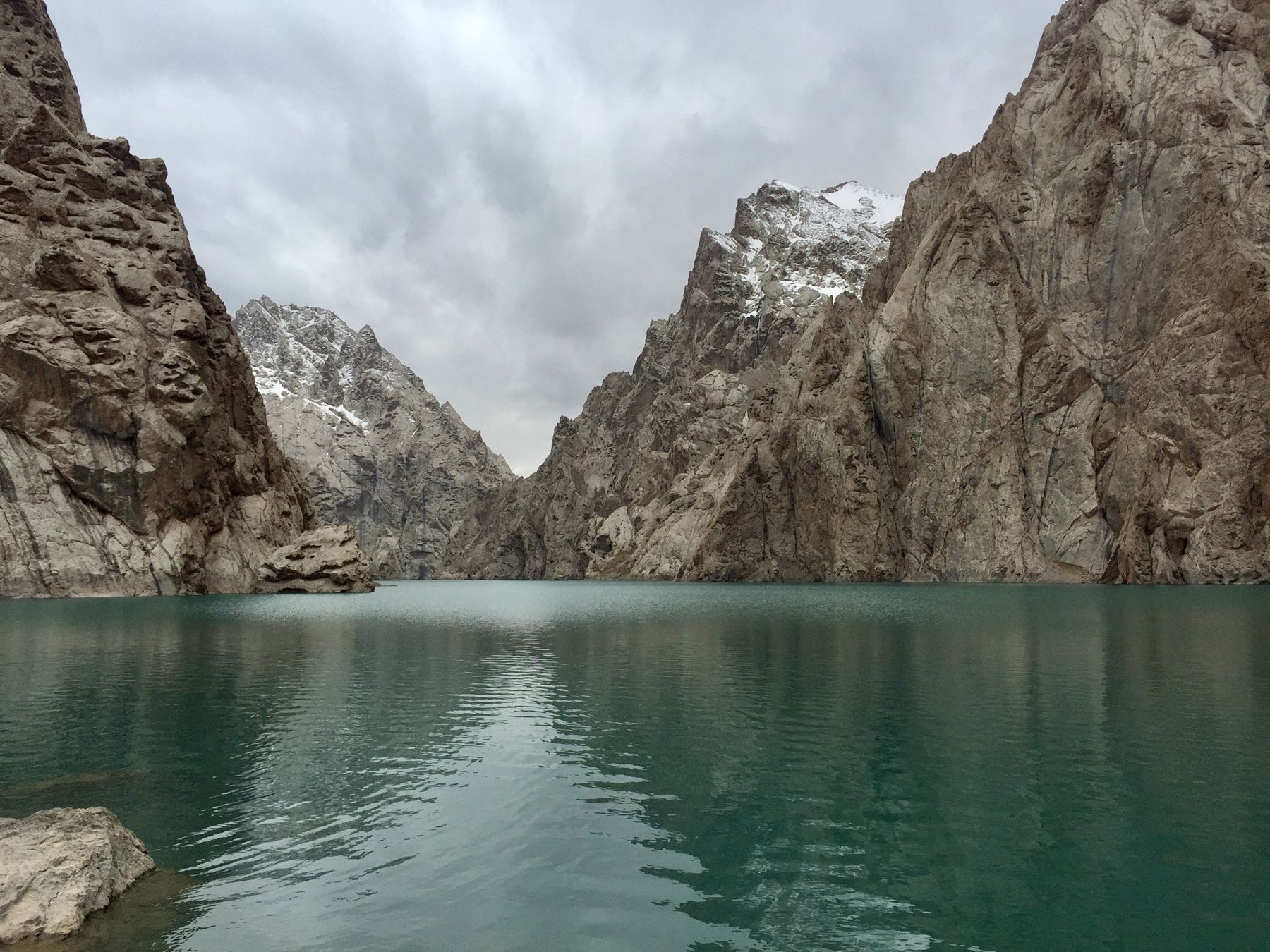 Cielo burrascoso sulle acque glaciali del Köl-Suu © Megan Eaves / Lonely Planet