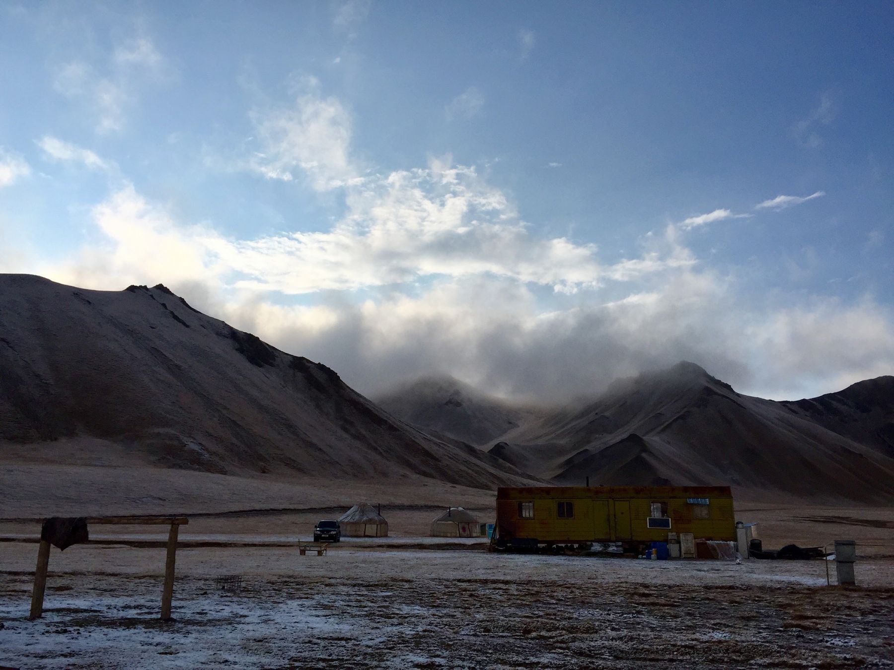 Il cielo freddo e limpido all’alba sul campo di yurte e il vagone della famiglia © Megan Eaves / Lonely Planet