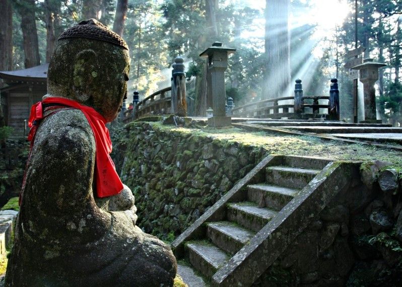 Cimitero di Okunoin Cemetery nel Koya-San, Giappone. ©Neale Cousland/Shutterstock