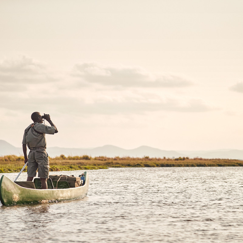 Dalla sua canoa su un canale dello Zambesi, la guida naturalistica Cloud Magondo scruta il paesaggio alla ricerca degli ippopotami © JonathanGregson /