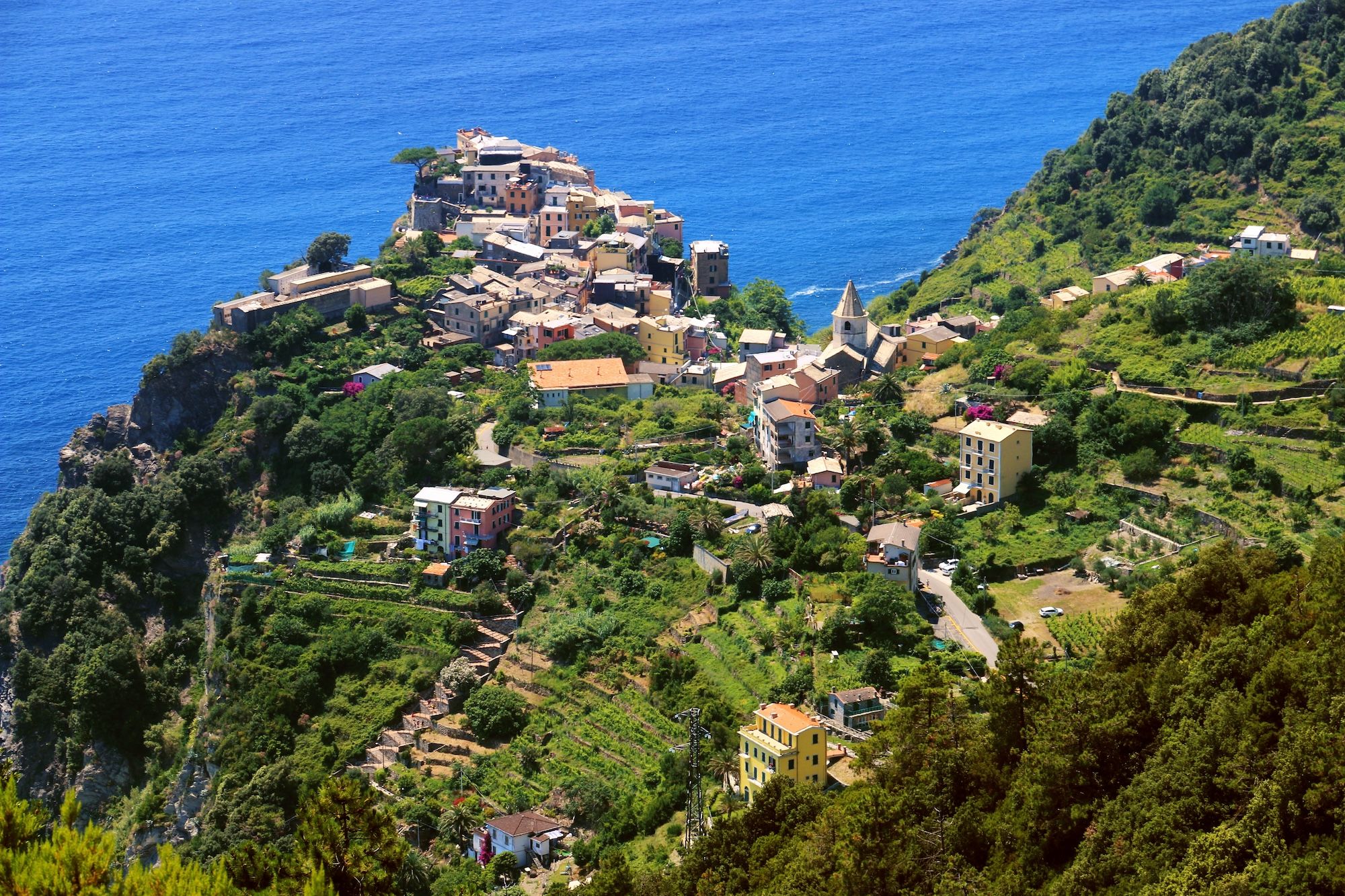 Corniglia vista dai monti ©Lamax/Shutterstock