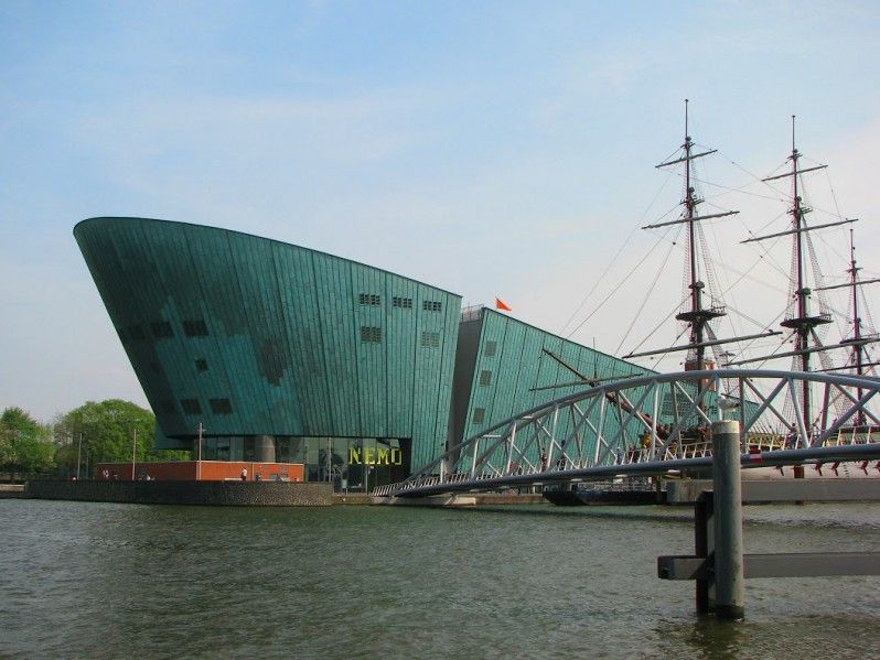 Controlla dal tetto del NEMO di Amsterdam. Immagine di Anik Messier/iStock/Getty Images