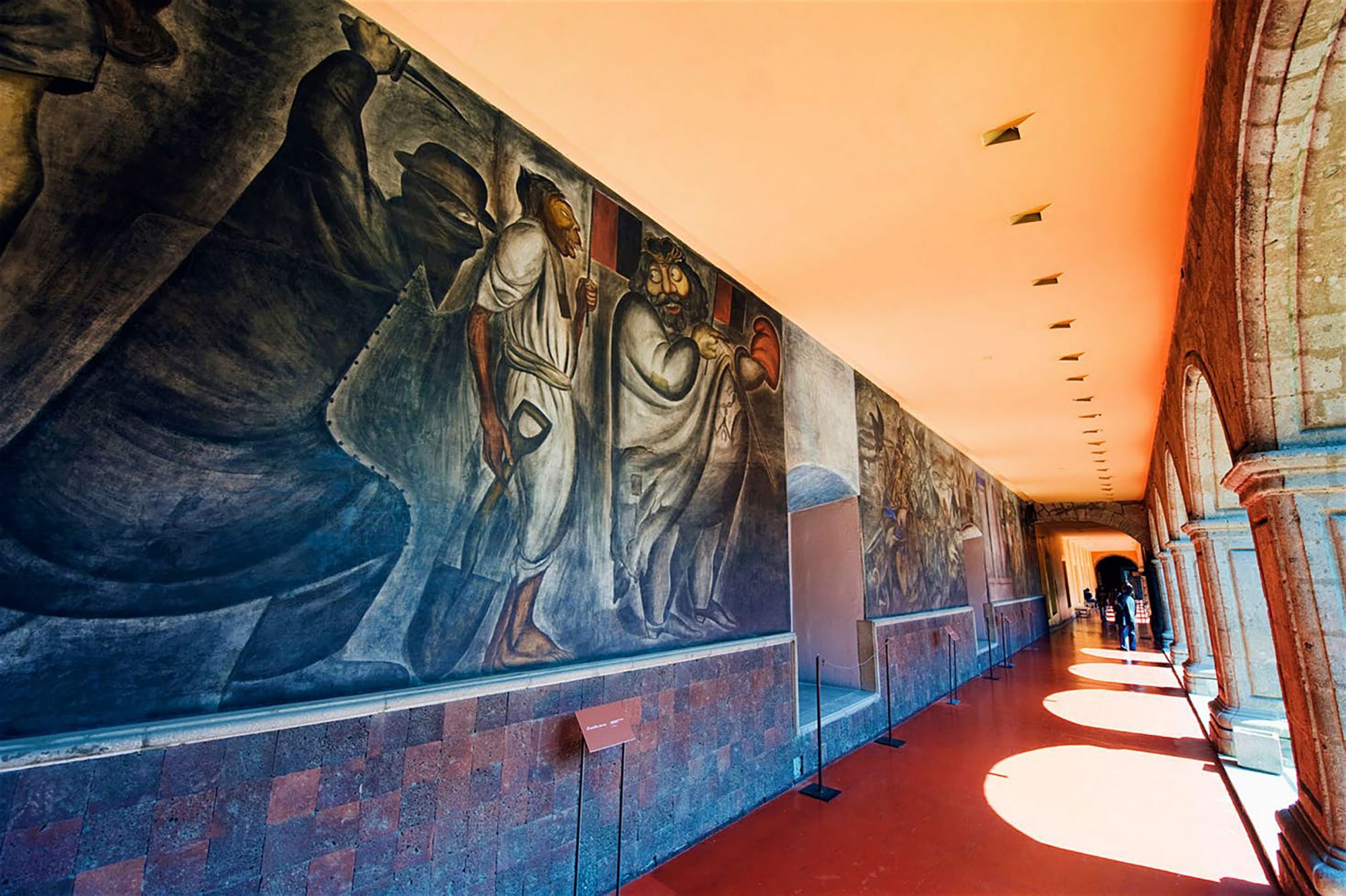 I corridoi dell’Antiguo Colegio de San Ildefonso, dove Frida Kahlo frequentò la scuola secondaria, sono tappezzati di murales © ChristianKober / Getty