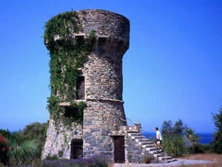 Corsica, incontro con una torre genovese - foto di Sally Dillon