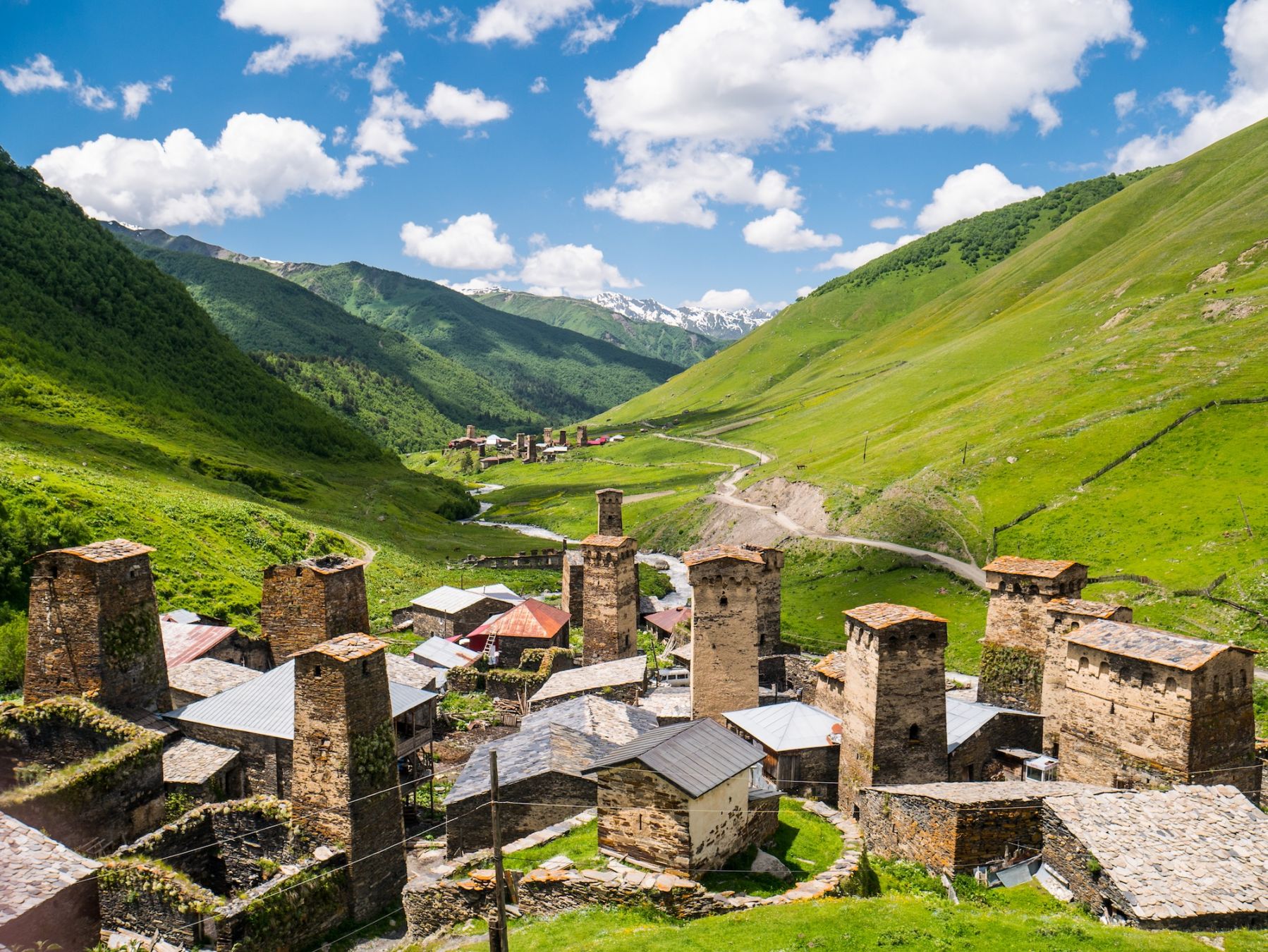 Le torri di Ushguli, in Svaneti, Georgia @Kanokwann /Shutterstock