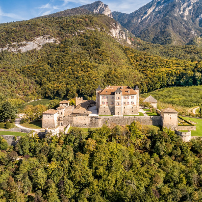 La vista sula Castel Thun  ©elesi / Shutterstock