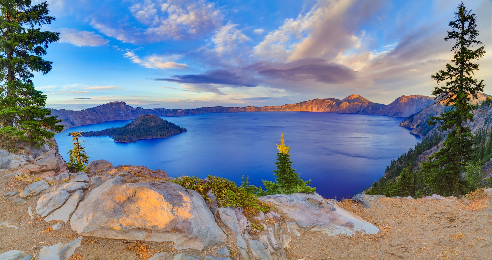 Il Crater Lake è lo specchio d’acqua più bello dell’Oregon ©Zhukova Valentyna /Shutterstock